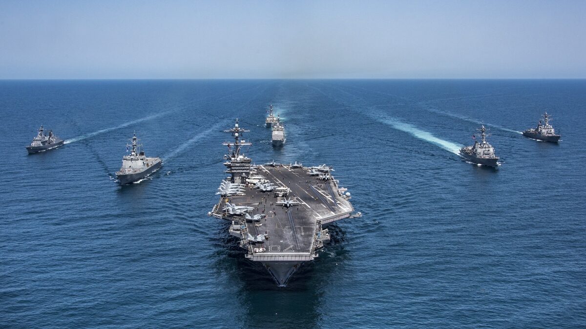 圖為美國卡爾·文森號航母打擊群與韓國軍艦在西太平洋巡航。（Z.A. Landers／U.S. Navy via Getty Images）