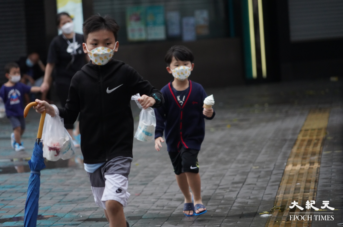 天文台今日下午4時40分改發3號強風信號，並取消黃色暴雨警告信號。（余鋼／大紀元）