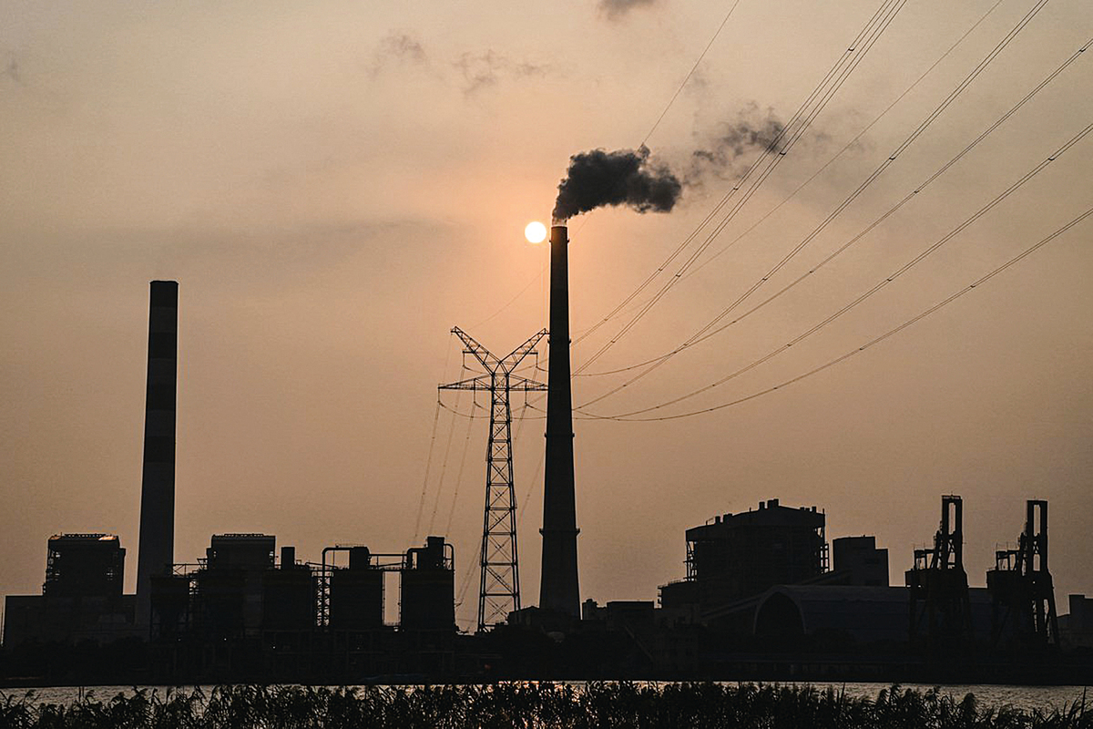 10月12日，中共國家發改委發布一份通知，提出將有序放開全部燃煤發電上網電價。圖為上海吳涇煤炭發電廠全景圖。（HECTOR RETAMAL/AFP via Getty Images）