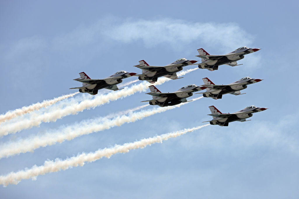 2021 年 10 月 1 日，在加利福尼亞州亨廷頓海灘舉行的太平洋航展期間，美國空軍雷鳥飛越亨廷頓海灘碼頭。（Michael Heiman/Getty Images）