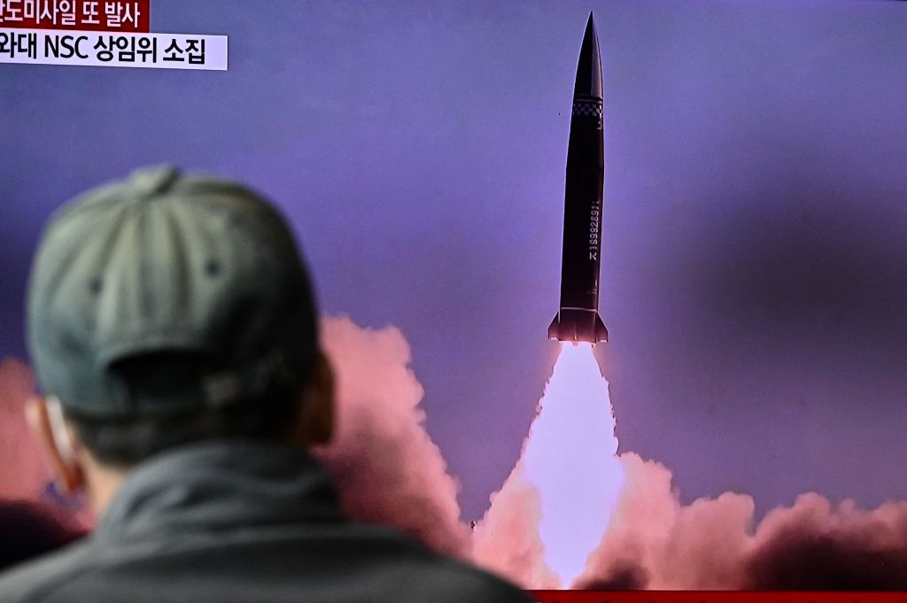 2021年10 月19日，在韓國軍方表示朝鮮武器試驗據信是潛艇發射後，一名男子在首爾的一個火車站觀看相關電視報道。（ANTHONY WALLACE/AFP via Getty Images）