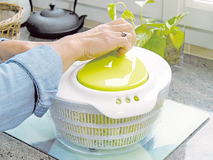 使用蔬菜脫水器可以瀝除多餘的水份。