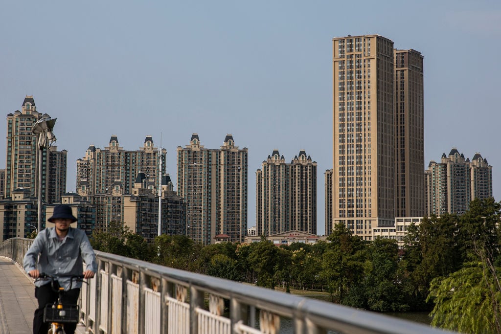 大陸今（10月20日）公布70個大中城市住宅價格指數，9月二手房價環比跌0.2%，一線城市亦出現價格倒退。（Photo by Getty Images）