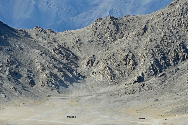 美國和印度10月15日舉行「準備戰爭」雙邊軍演，地點在美國阿拉斯加，演習的重點是在寒冷山地環境的作戰。圖為中印邊境拉達克（Ladakh）地區山麓丘陵。與本文無關。（TAUSEEF MUSTAFA／AFP via Getty Images）