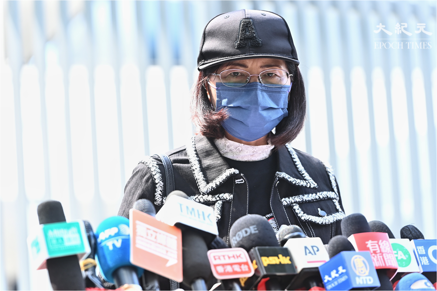 今早（10月20日），台灣殺人案受害者潘曉穎的母親，在政府總部外見記者。（宋碧龍／大紀元）