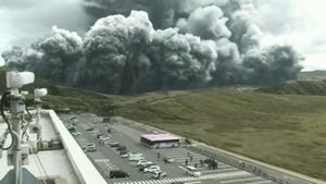 日本阿蘇火山爆發 煙灰衝高3500米