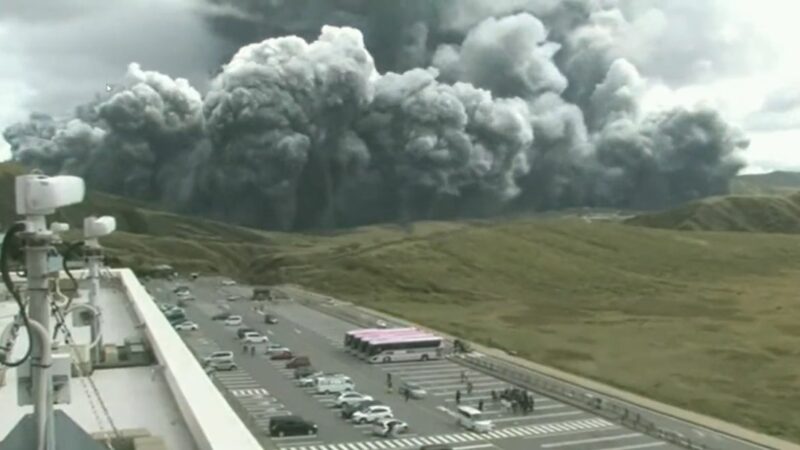 日本阿蘇火山爆發 煙灰衝高3500米