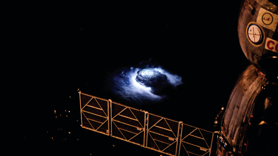 太空人在太空站看到地球神秘藍光