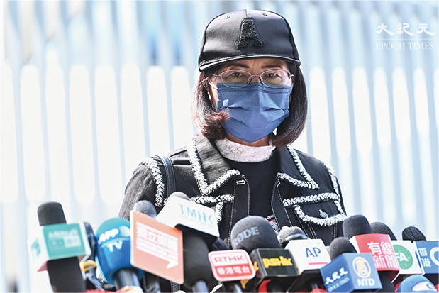 10月20日，台灣殺人案受害者潘曉穎的母親，在政府總部外見記者。（宋碧龍／大紀元）