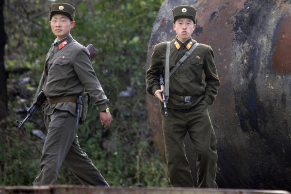 在北韓邊境巡邏的北韓士兵。（FREDERIC J. BROWN / AFP via Getty Images）