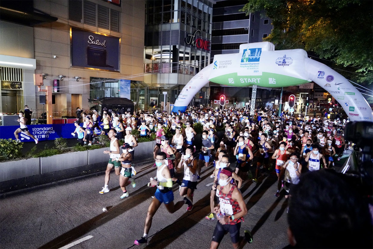 今年有約18,500名跑手參加渣打馬拉松2021，多名跑手因穿著寫有「香港加油」字樣的衣服被拒參賽，須按要求更換後方可繼續參賽。（余鋼／大紀元）