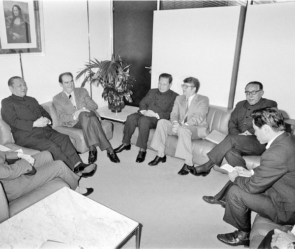 1983 年 12 月 2 日，復出後的習仲勳（左二）在巴黎的法國共產黨總部與其成員會面現場(e Wojazer/AFP via Getty Images）