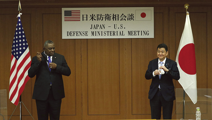 圖為2021年3月16日，美國國防部長奧斯汀（左）與日本防衛大臣岸信夫（右）的雙邊會議。（Getty Images）