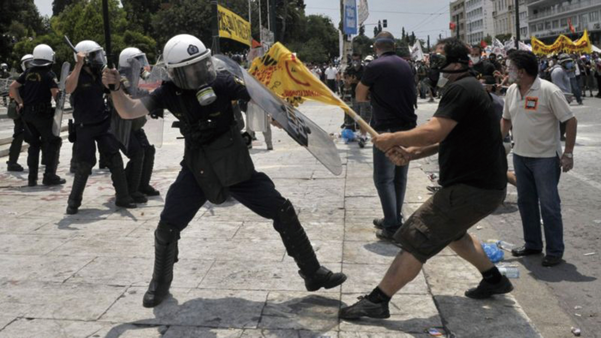 希臘經濟危機爆發後，政府要縮減福利，被高福利寵慣的民眾不滿，引發大規模爆動。（AFP）