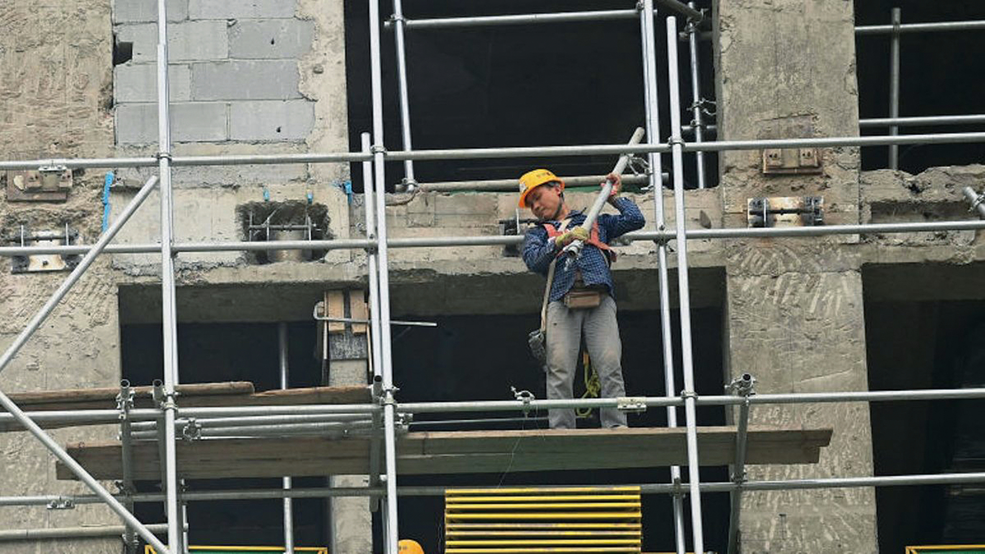 中國爭議已久的房地產稅徵收終於正式啟動。2021年6月8日，北京的一個建築工地上有工人正在工作。（NOEL CELIS/AFP ）