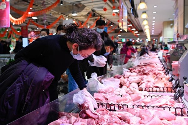 中國目前很多蔬菜的價格暴漲一倍甚至幾倍，但豬價大跌，養一頭豬虧損500元人民幣（約合75美元）。（WANG ZHAO/AFP via Getty Images）