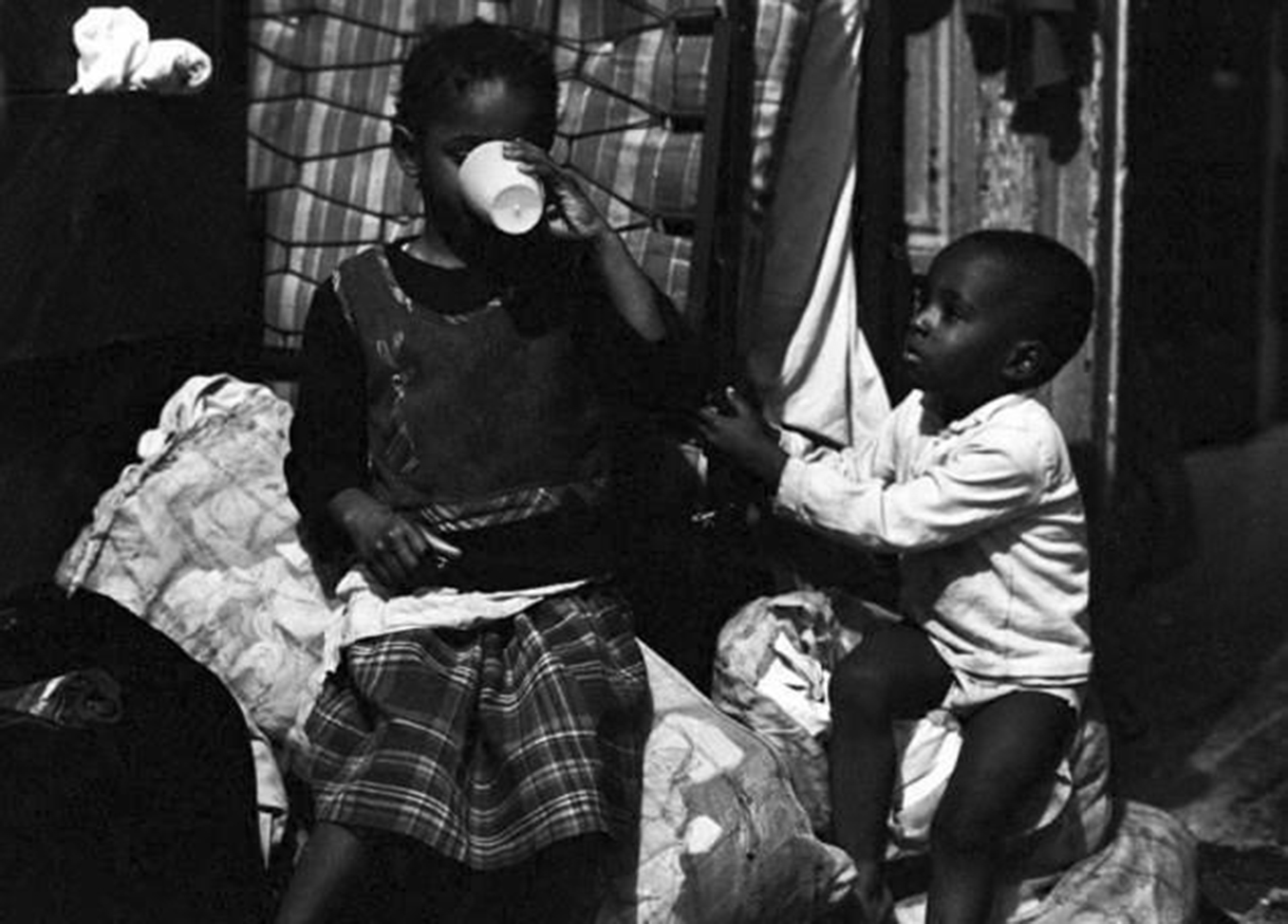 經濟學家威廉斯（Walter E. Williams）指出當代高達85%的黑人孩子出生在單親媽媽家庭，成為推高黑人貧困率的重要因素。（網絡圖片）