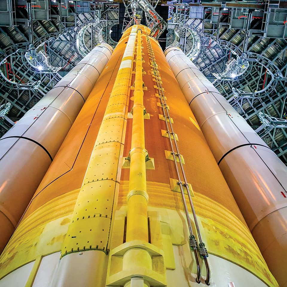 即將運載獵戶座飛船的 SLS 火箭發射系統。（NASA） 