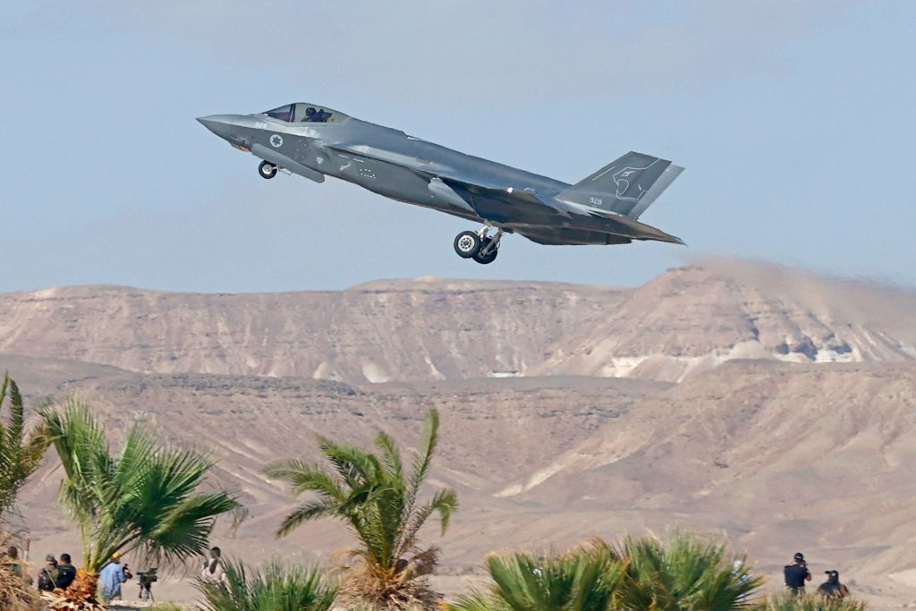 2021 年 10 月 24 日，一架以色列空軍 F-35 戰鬥機在以色列城市埃拉特以北的奧夫達空軍基地舉行的「藍旗」多國防空演習中起飛。（ACK GUEZ/AFP via Getty Images）