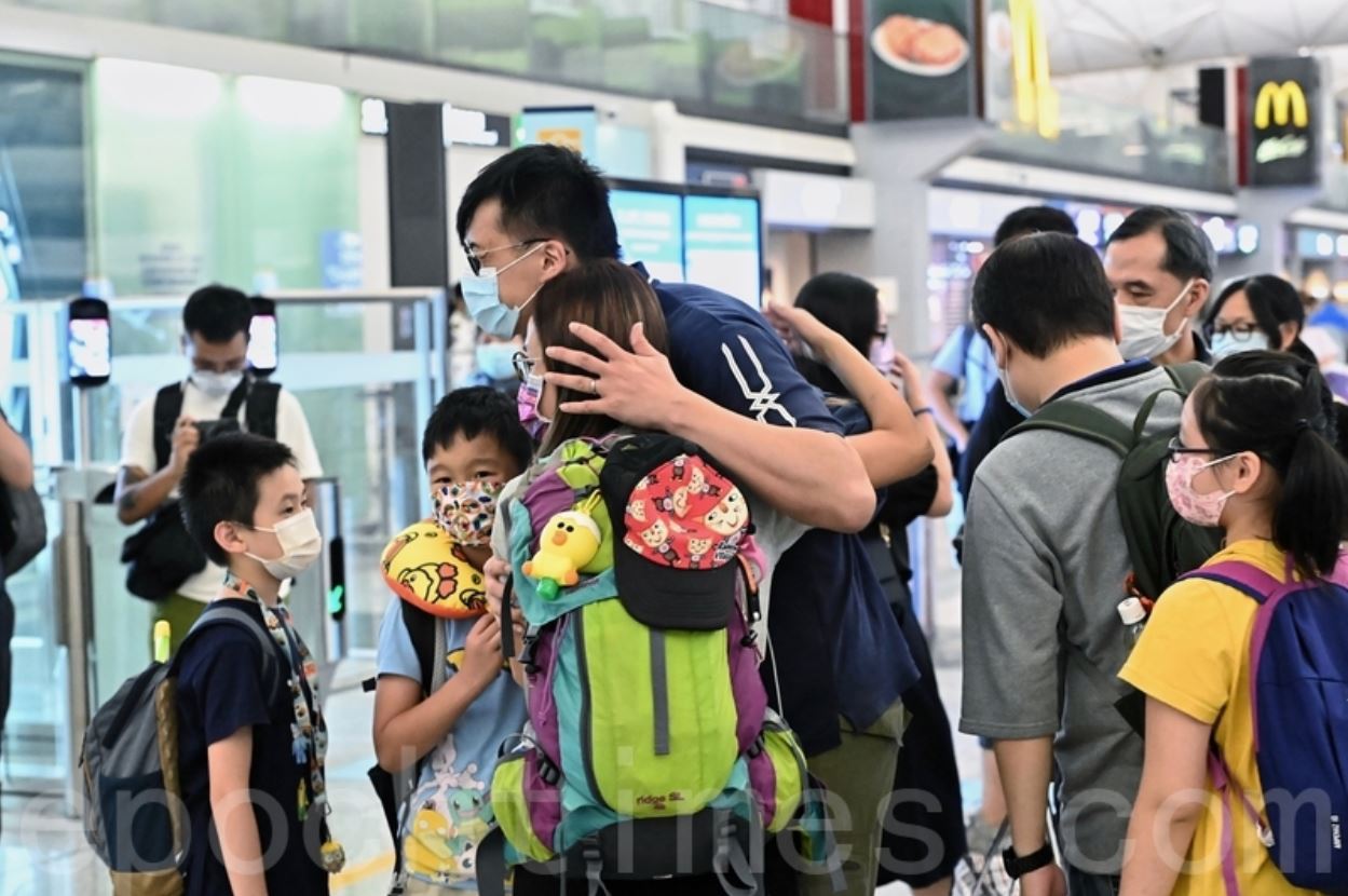 2021年6月30日，民眾憂心中共打壓香港的力道繼續加強，不少人趕在7月1日前離開香港。圖為香港國際機場當晚大批港人離港，分離道別情景。（宋碧龍／大紀元）
