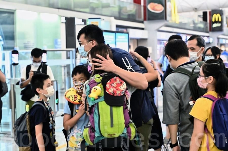 民調：四成港人打算移民  二成願永遠留在香港