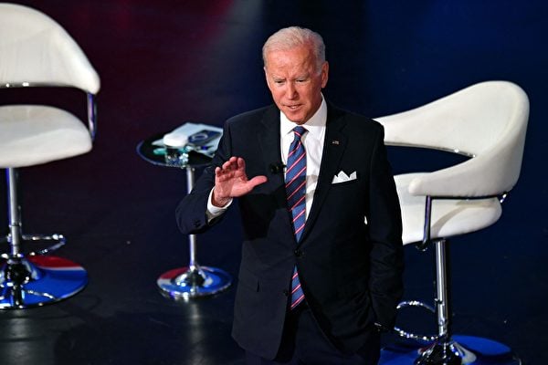 美國總統拜登（Joe Biden）10月21日晚間出席在巴爾的摩舉行的CNN「市民大會」（CNN town hall）。（ NICHOLAS KAMM / AFP via Getty Images）
