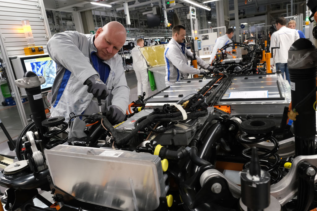 鎂金屬的短缺和價格高漲，給歐洲汽車行業帶來很大衝擊。圖為德國大眾汽車工廠正在裝配汽車，攝於2020年2月25日。（Sean Gallup/Getty Images）