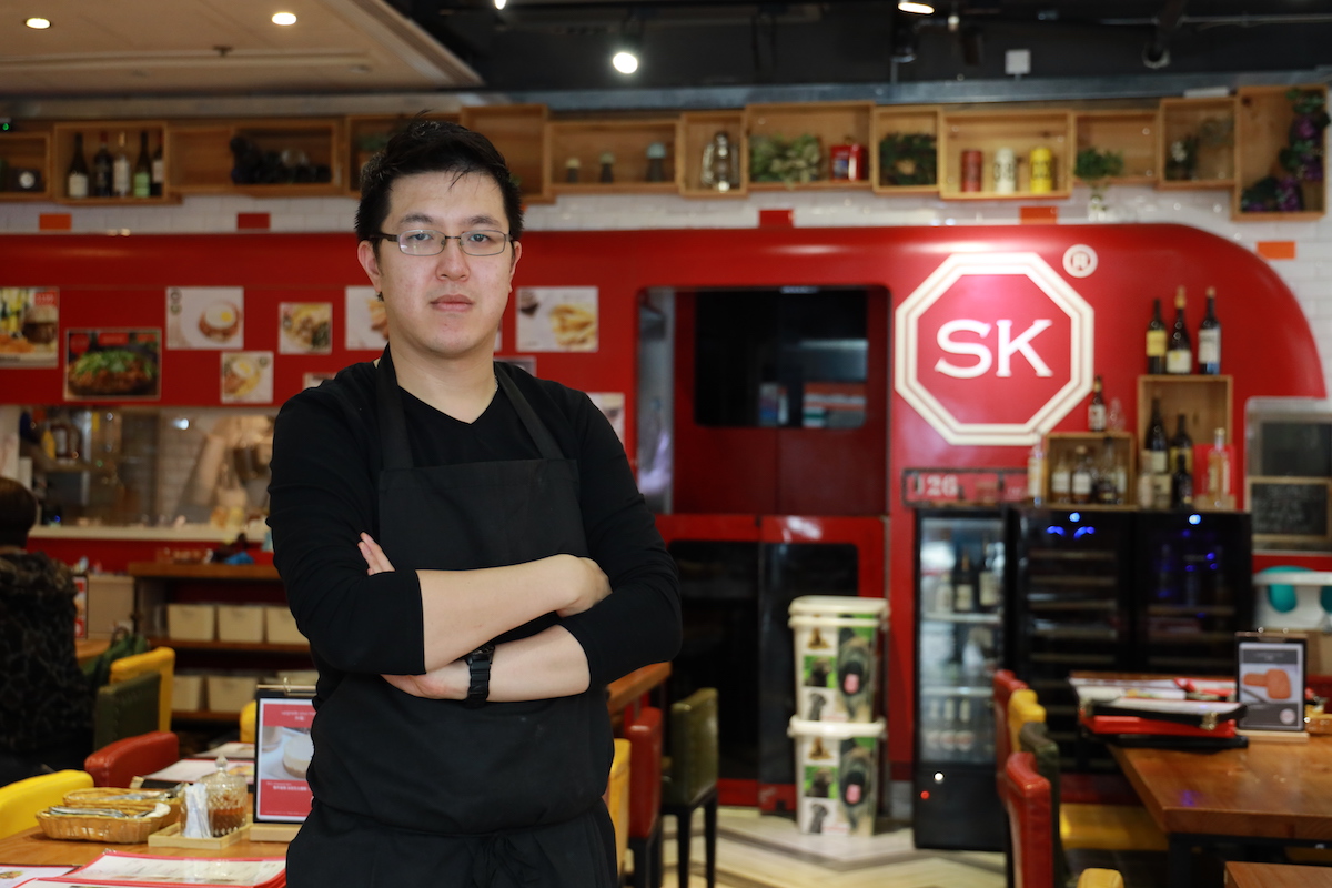 港人英國移民的第三代Andrew，五年前回港延續父輩的餐廳品牌Straits Kitchen。（陳仲明／大紀元）