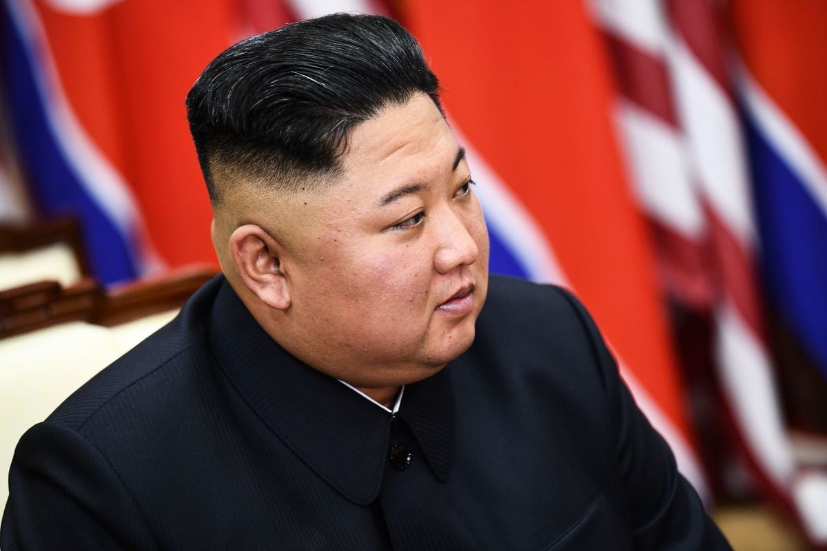 北韓糧食危機加劇，金正恩當局下令少吃點。聯合國專員警告，三類人恐會餓死。圖為北韓領導人金正恩，攝於2019年。（BRENDAN SMIALOWSKI/AFP via Getty Images）