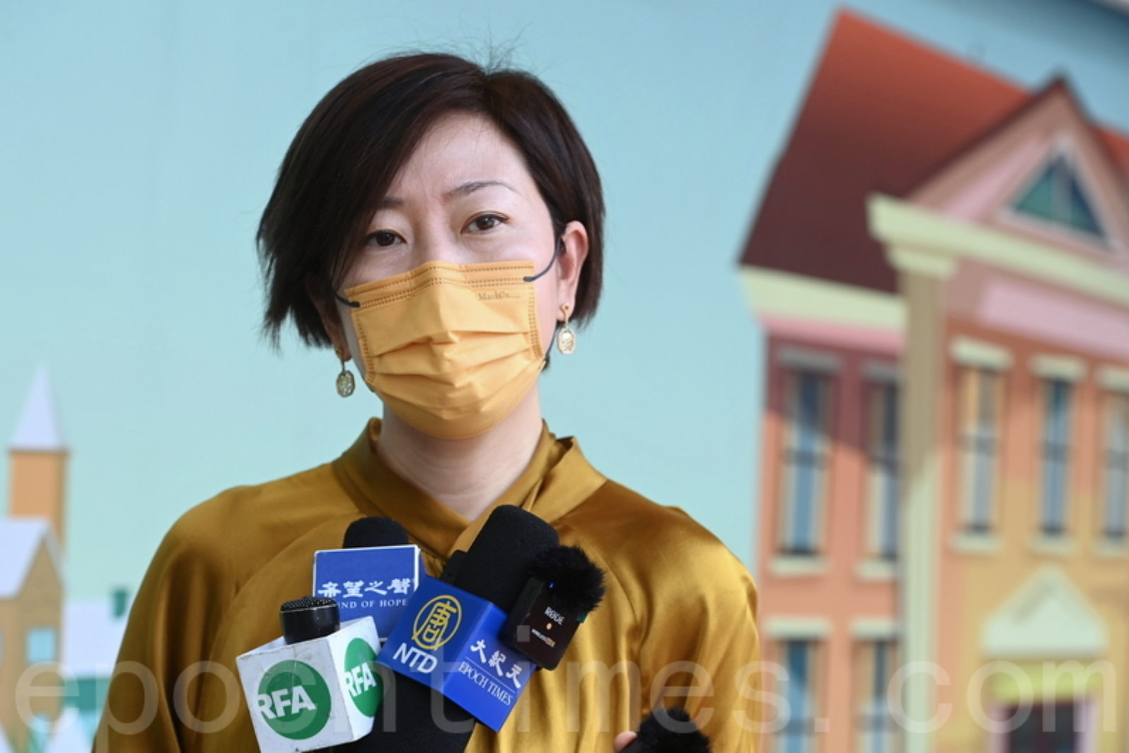 身兼香港法輪佛學會會長的本報副總編、資深記者梁珍，2021年5月在住宅樓下遭兇徒持棍棒襲擊，隨後報警。（宋碧龍／大紀元）