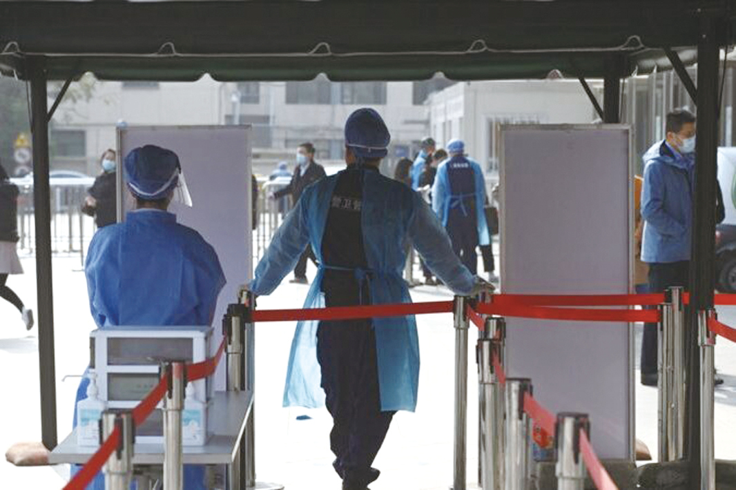 10月29日，北京醫護人員等候民眾檢測核酸。（AFP ）