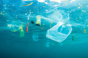 荷蘭巨型海洋清理機測試成功  拖回兩萬磅塑料垃圾