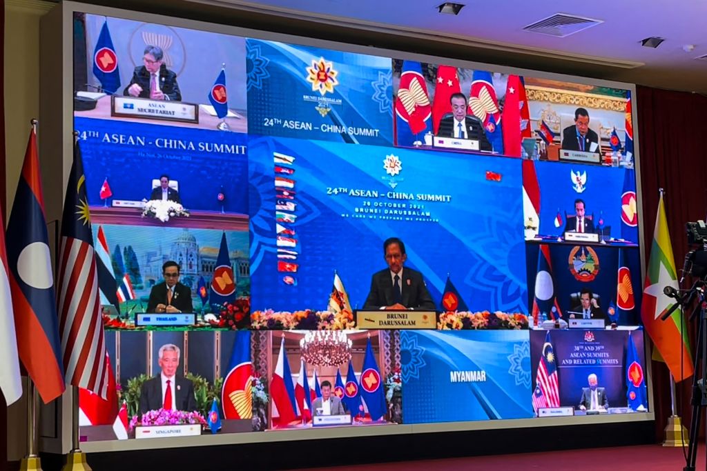 10月26日，第38屆和39屆東盟峰會在汶萊舉行，會議全部採用視訊方式。（HAKIM S. HAYAT/AFP via Getty Images）