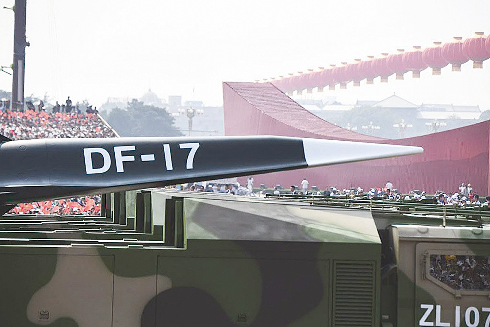 圖為2019年，在中共建政70周年的閱兵式上，中共展示新型高超音速彈道核導彈DF-17。（Getty Images）