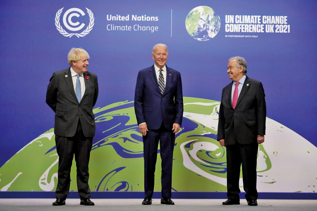 圖為英國首相約翰遜（左）、美國總統拜登（中）和聯合國秘書長古特雷斯11月1日在聯合國氣候峰會上。（Getty Images）