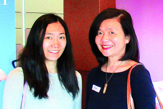 華裔女企業家孟女士與女兒。（任一鳴／大紀元）