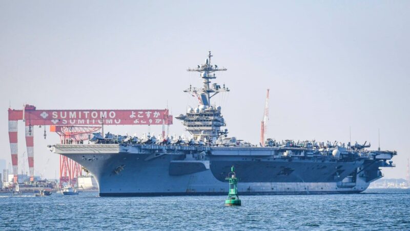 美國核動力航空母艦「卡爾文森號」今年8月28日下午進入位於神奈川縣的橫須賀基地泊靠。（取自USS Carl Vinson （CVN 70）臉書）