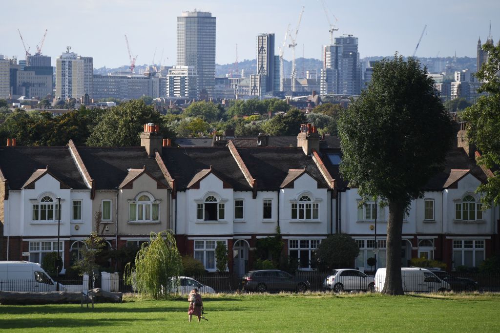 全英房屋貸款協會於本周公布10月份英國平均樓價為25.03萬英鎊，按年升9.9%。（CHRIS J RATCLIFFE/AFP via Getty Images）