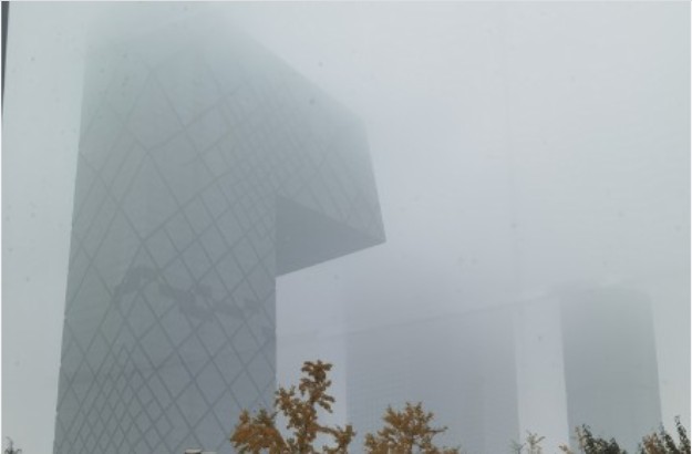 2021年11月4日，北京發布首個空氣重汙染黃色預警，北京籠罩在迷霧中。（網頁截圖）