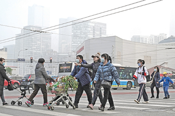 11 月 5 日，由於空氣污染、嚴重霧霾，北京關閉了高速公路和學校。圖為走在街頭的北京民眾。（Getty Images）