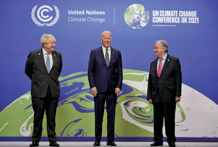 圖為英國首相約翰遜（左）、美國總統拜登（中）和聯合國秘書長古特雷斯11月1日在聯合國氣候峰會上。（Christopher Furlong/Getty Images）