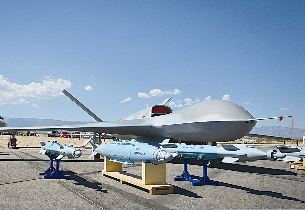 2012 年 8 月 8 日，在加州帕姆代爾的停機坪上展示了通用原子生產的 MQ-20復仇者無人機系統和惰性彈藥。當時該機型叫捕獵者C型。（維基百科/公共領域）