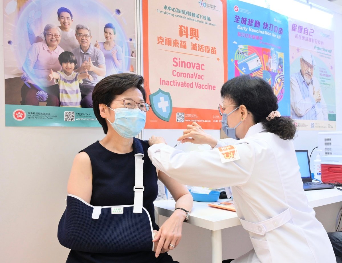 香港行政長官林鄭月娥（左）今日（11月11日）在渣華道體育館社區疫苗接種中心接種第三劑科興新冠疫苗。（政府新聞處提供）