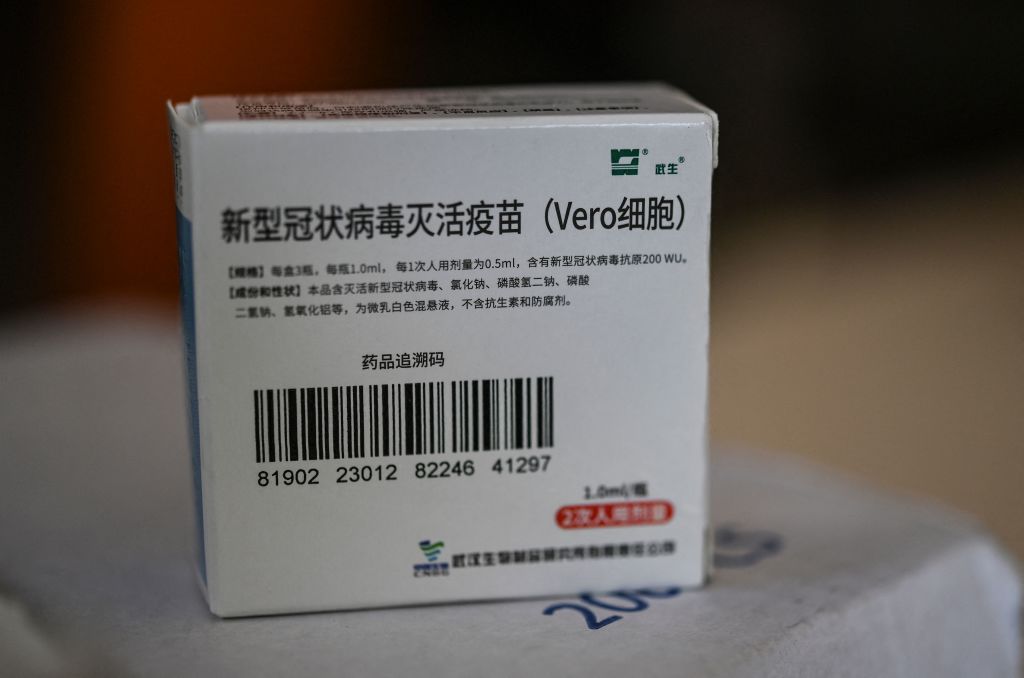 近日，同濟大學醫學團隊在英文期刊發表一篇論文，稱健康人接種了中國的新冠滅活疫苗後，全身會出現一系列病理變化，而身體的免疫力反而下降了。（YURI CORTEZ/AFP via Getty Images）