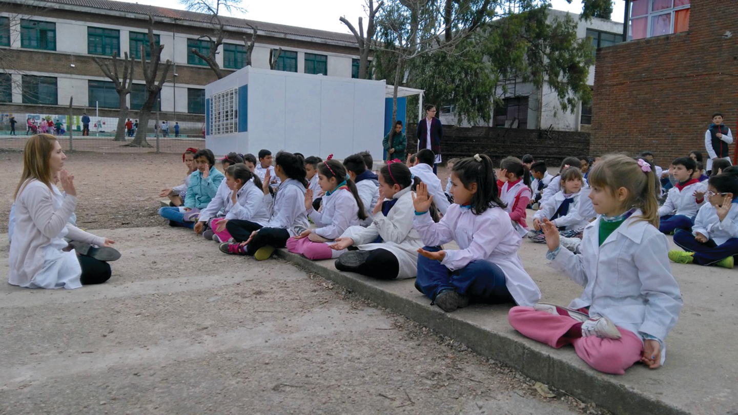 烏拉圭首都一所州立學校的孩子們在午休時間學煉一套特別的功法。（明慧網）