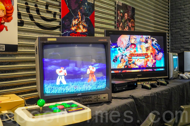 香港復古遊戲展於荔枝角D2舉行，展出超過百盤舊式遊戲帶及復古式遊戲主機。（余鋼／大紀元）