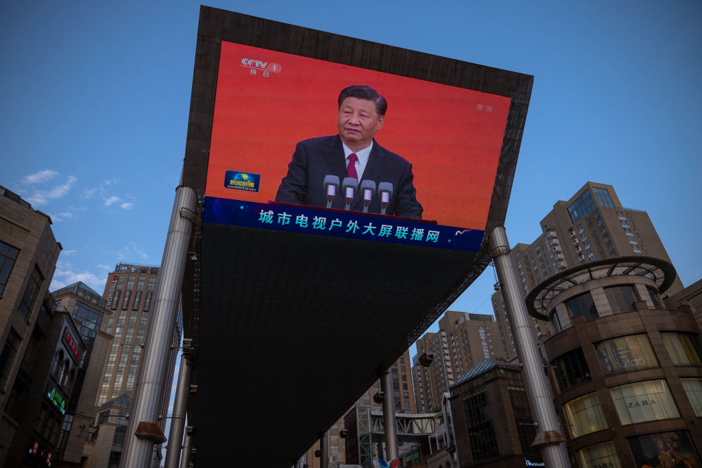2021年6 月 30 日，中共建黨百年慶祝活動前夕，中共總書記習近平出現在央視的晚間新聞上。 （ Andrea Verdelli/Getty Images）