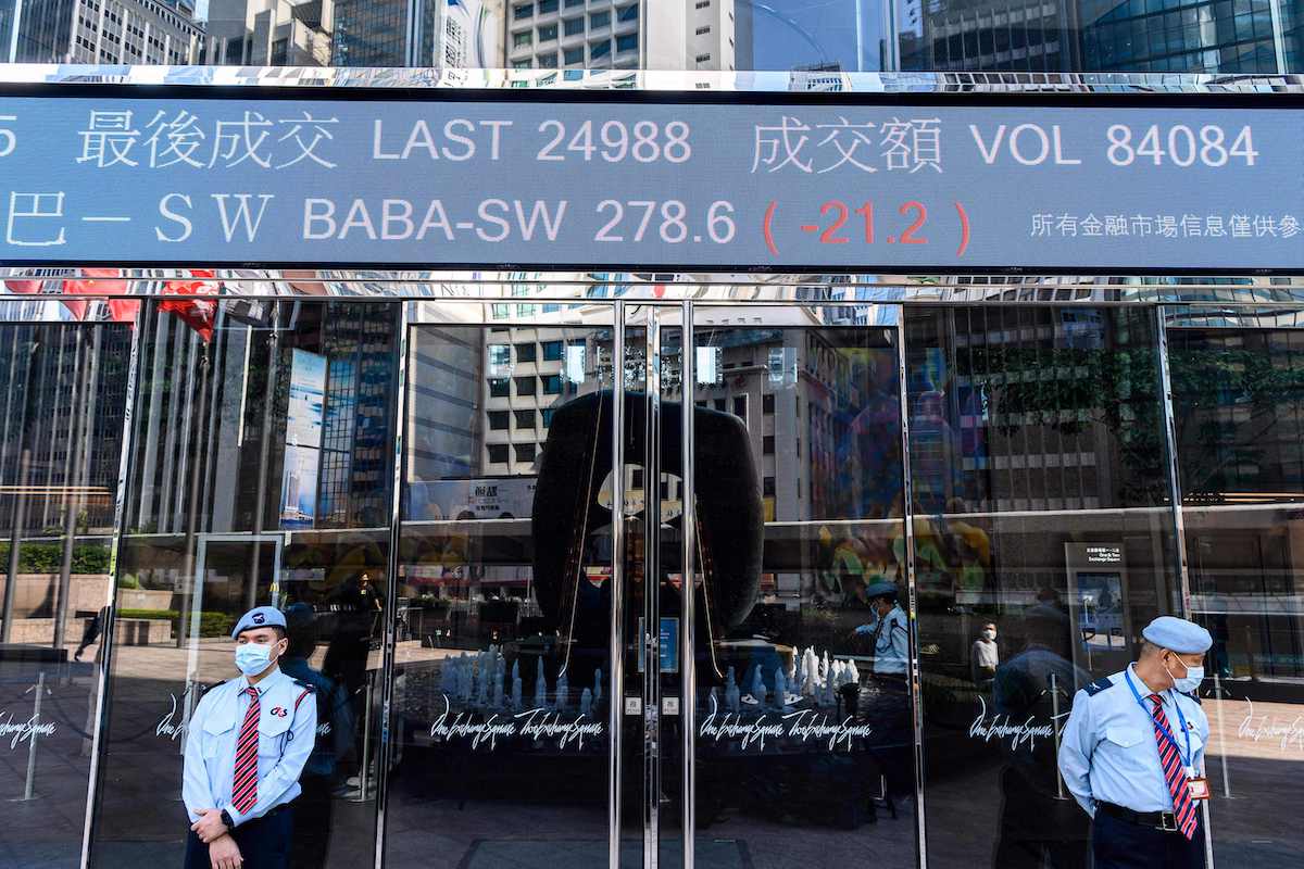 中共網信辦11月14號公布一份新法規的徵求意見稿，升級對數據處理企業赴香港上市的審查。圖為港交所。（ ANTHONY WALLACE/AFP via Getty Images）