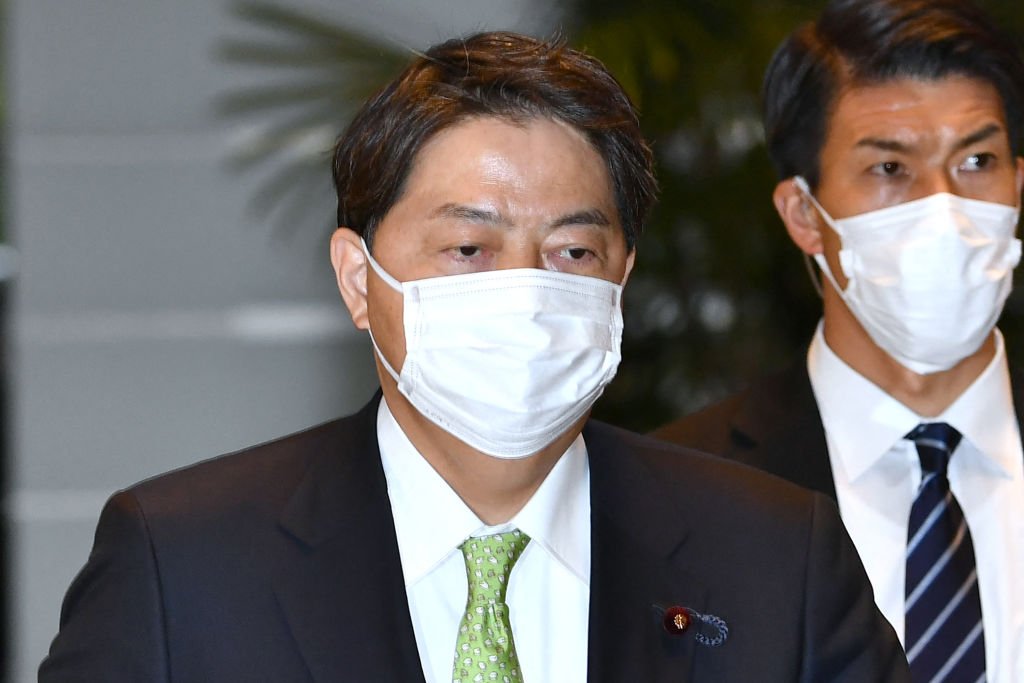 資料照，圖為日本新任外務大臣林芳正（左）。（KAZUHIRO NOGI / AFP via Getty Images）