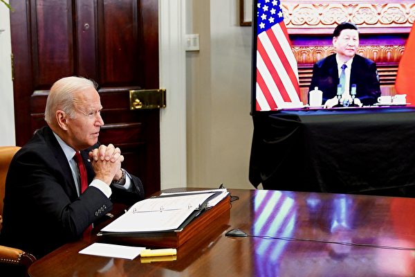 美國時間2021年11月15日，美國總統拜登在白宮與中共領導人習近平舉行視像峰會。（MANDEL NGAN／AFP via Getty Images）